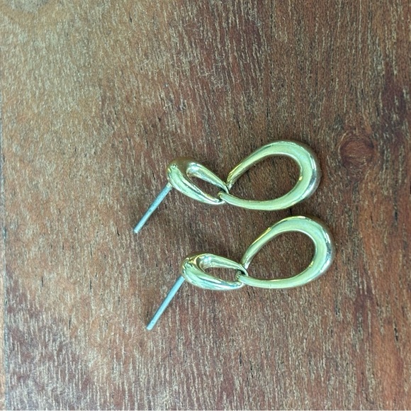 Vintage Monet gold tone, tear drop post earrings in excellent vintage condition. - Picture 6 of 6